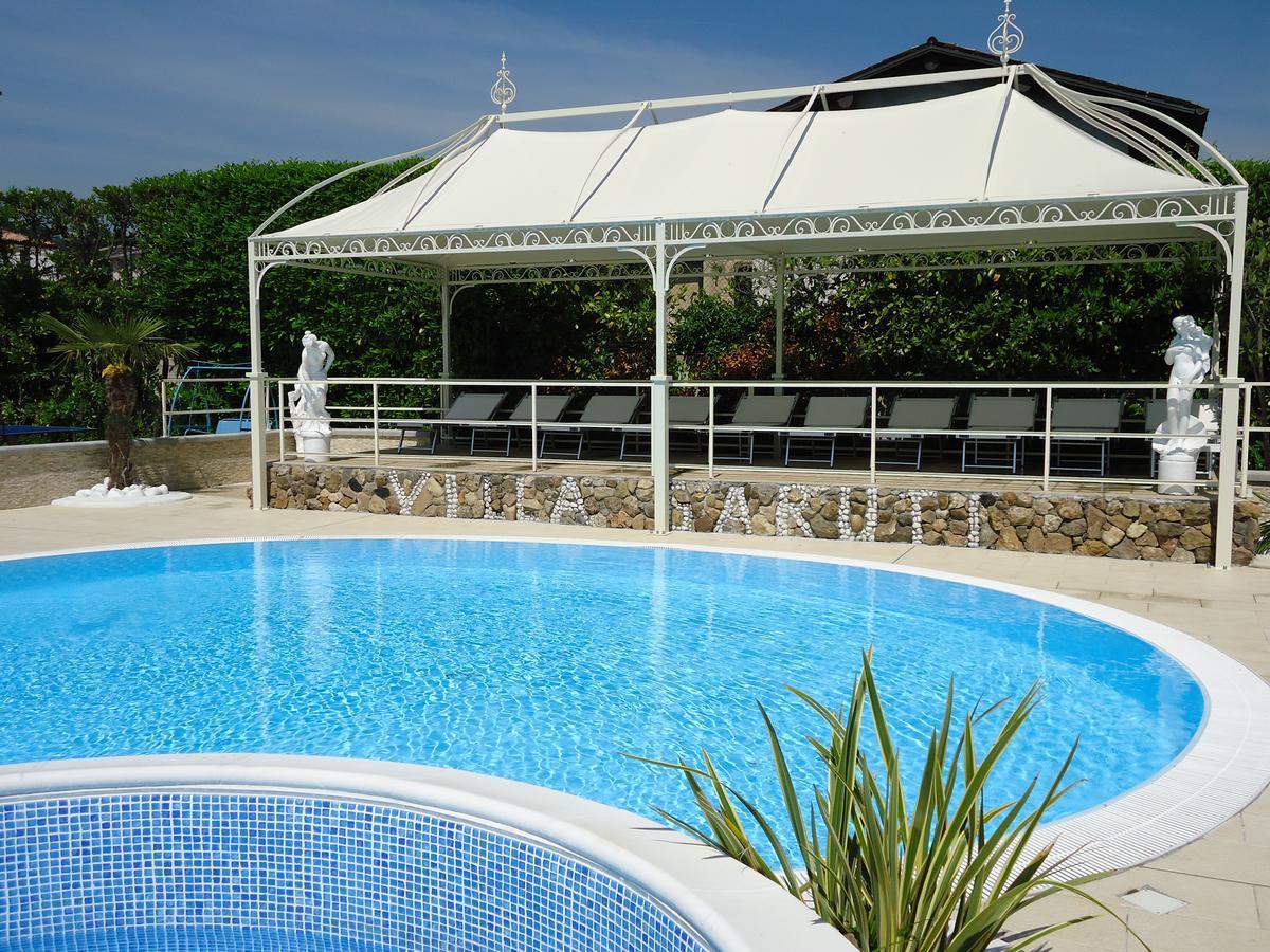 Hotel Villa Garuti Паденге-суль-Гарда Экстерьер фото